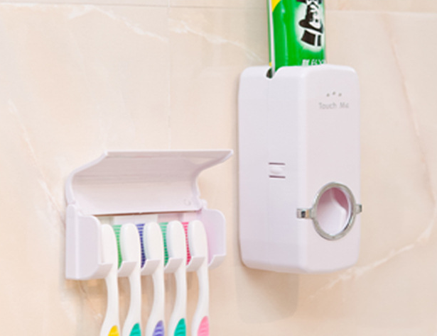 Wall mounted toothpaste dispenser closed cover view