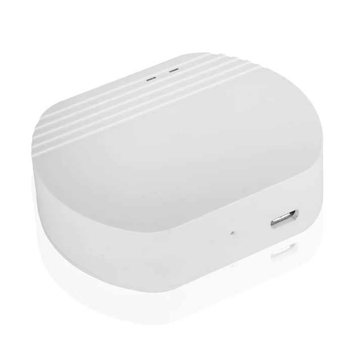 Zigbee gateway hub connected to EWeLink app on smartphone